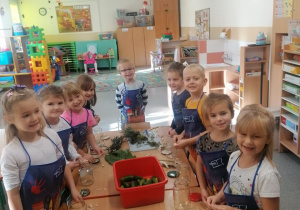 Dzieci przygotowują kiszone ogórki.